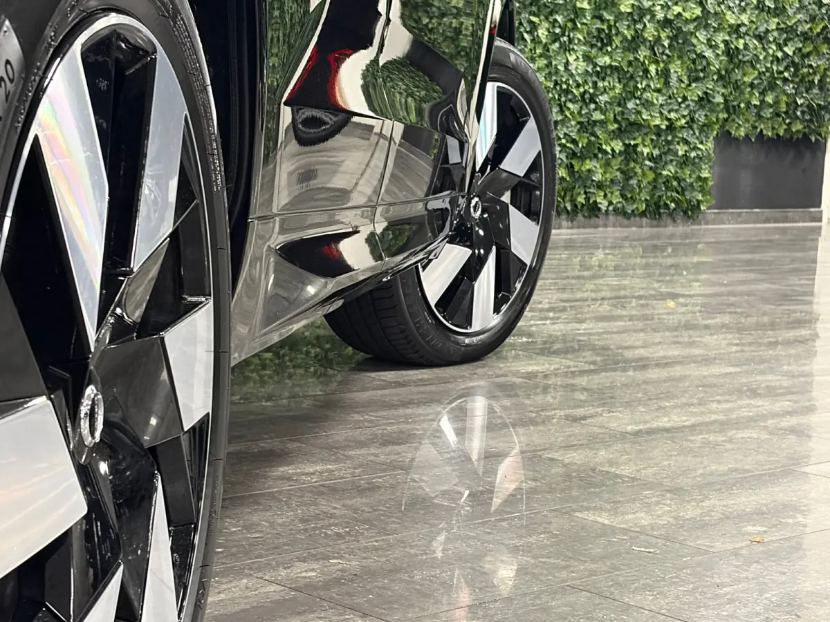 T6 AWD Recharge Ultra Dark | Head-Up Display | Harman Kardon | Adaptieve Cruise Control | Stoelverwarming voor+Achter | Stuurwielverwarming | Full LED Meesturende koplampen | Pilot Assist | 