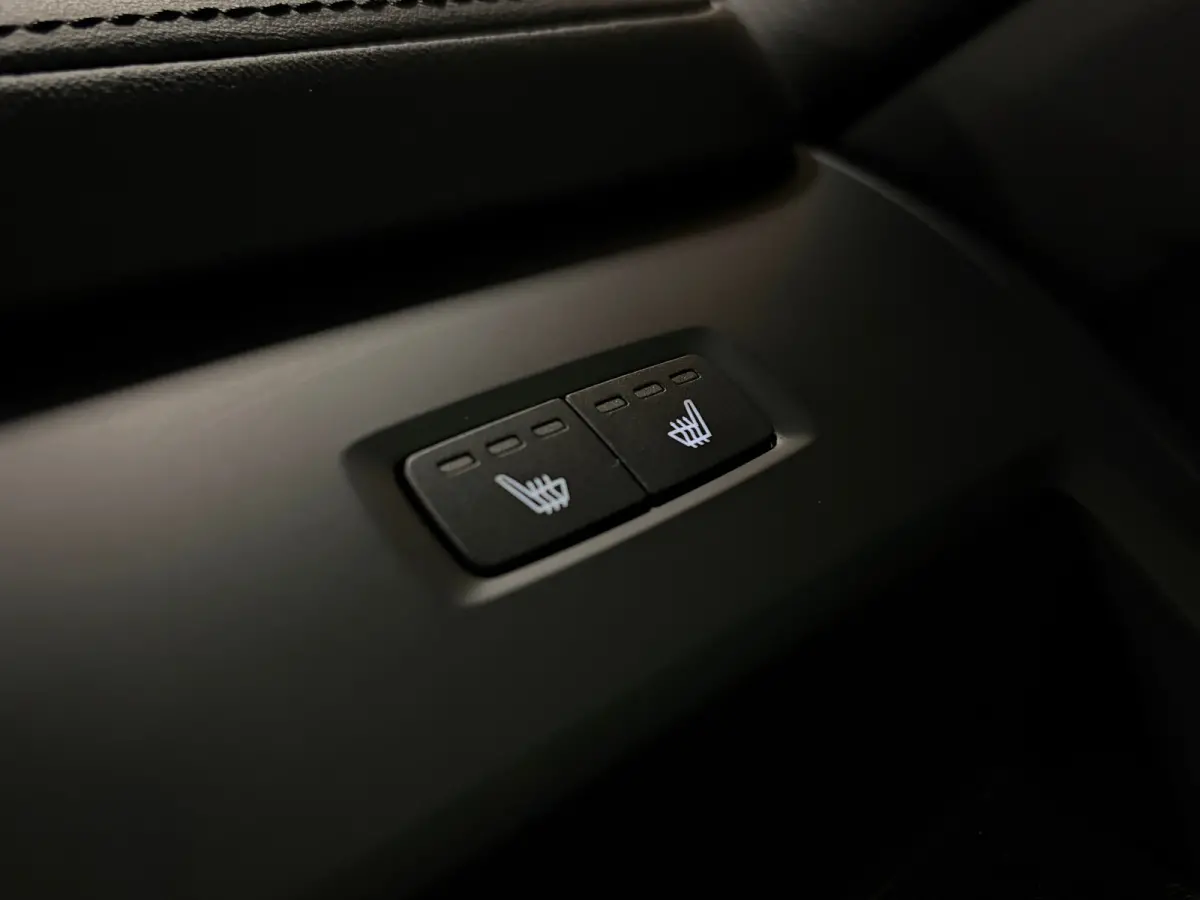 T6 AWD Recharge Ultra Dark | Head-Up Display | Harman Kardon | Adaptieve Cruise Control | Stoelverwarming voor+Achter | Stuurwielverwarming | Full LED Meesturende koplampen | Pilot Assist | 