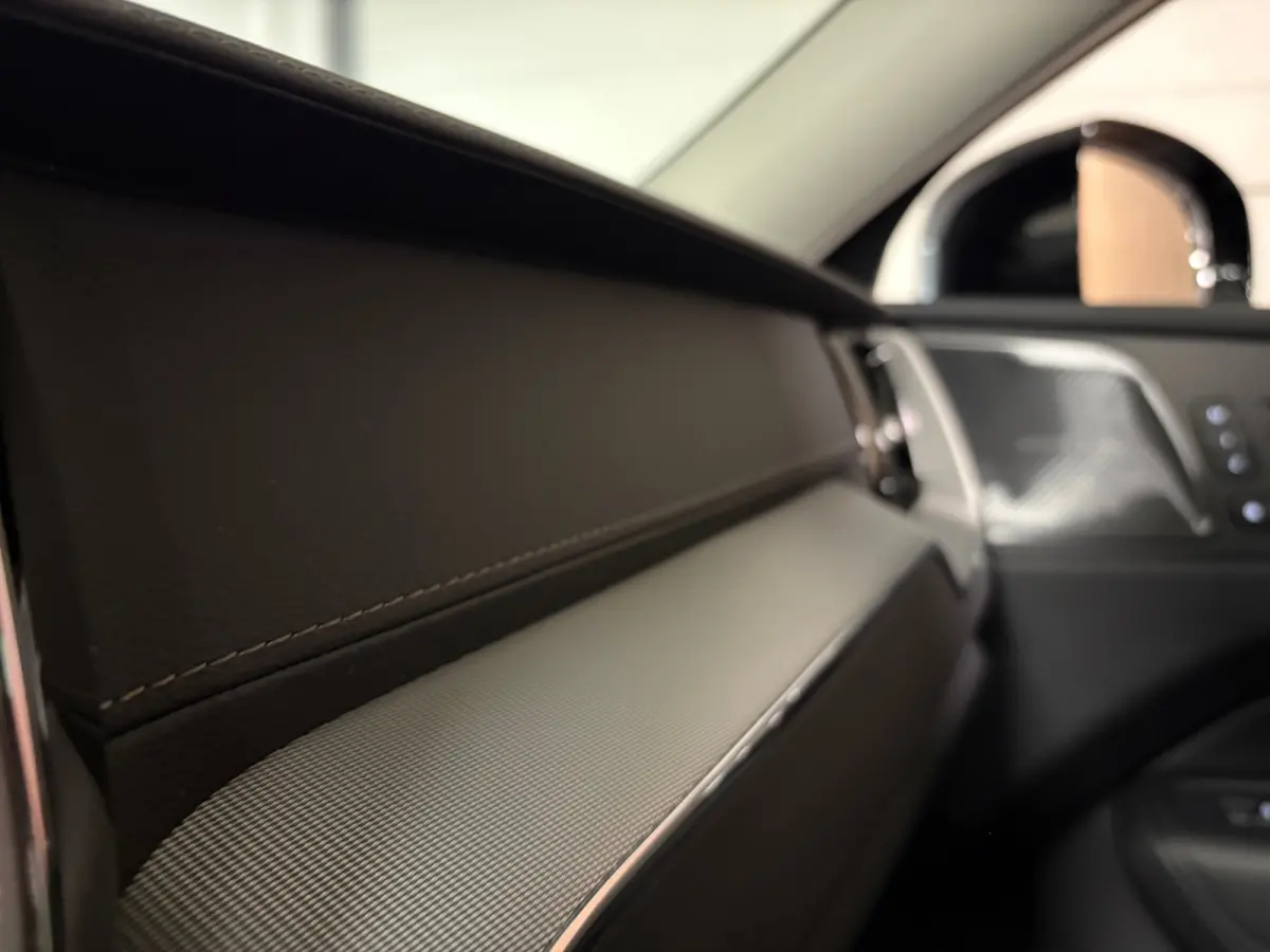 T6 AWD Recharge Ultra Dark | Head-Up Display | Harman Kardon | Adaptieve Cruise Control | Stoelverwarming voor+Achter | Stuurwielverwarming | Full LED Meesturende koplampen | Pilot Assist | 