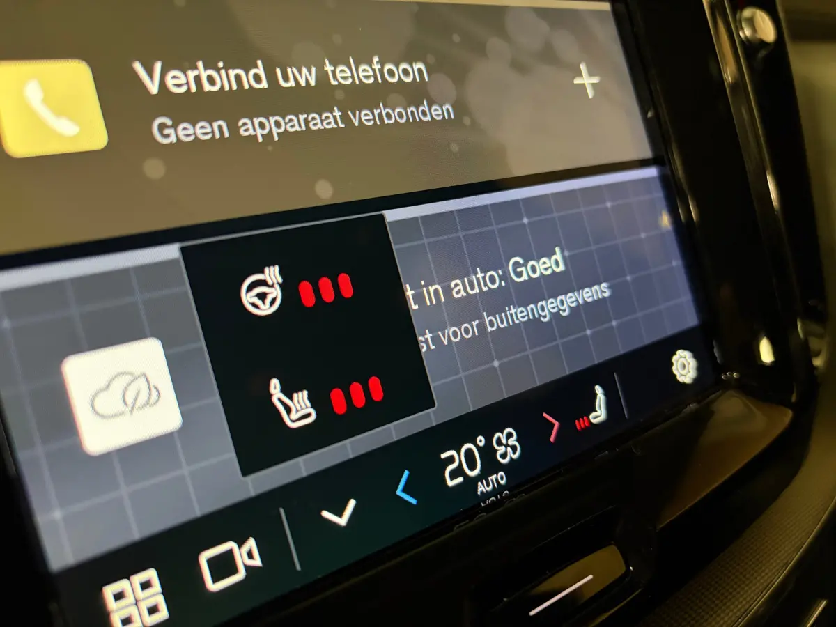 T6 AWD Recharge Ultra Dark | Head-Up Display | Harman Kardon | Adaptieve Cruise Control | Stoelverwarming voor+Achter | Stuurwielverwarming | Full LED Meesturende koplampen | Pilot Assist | 