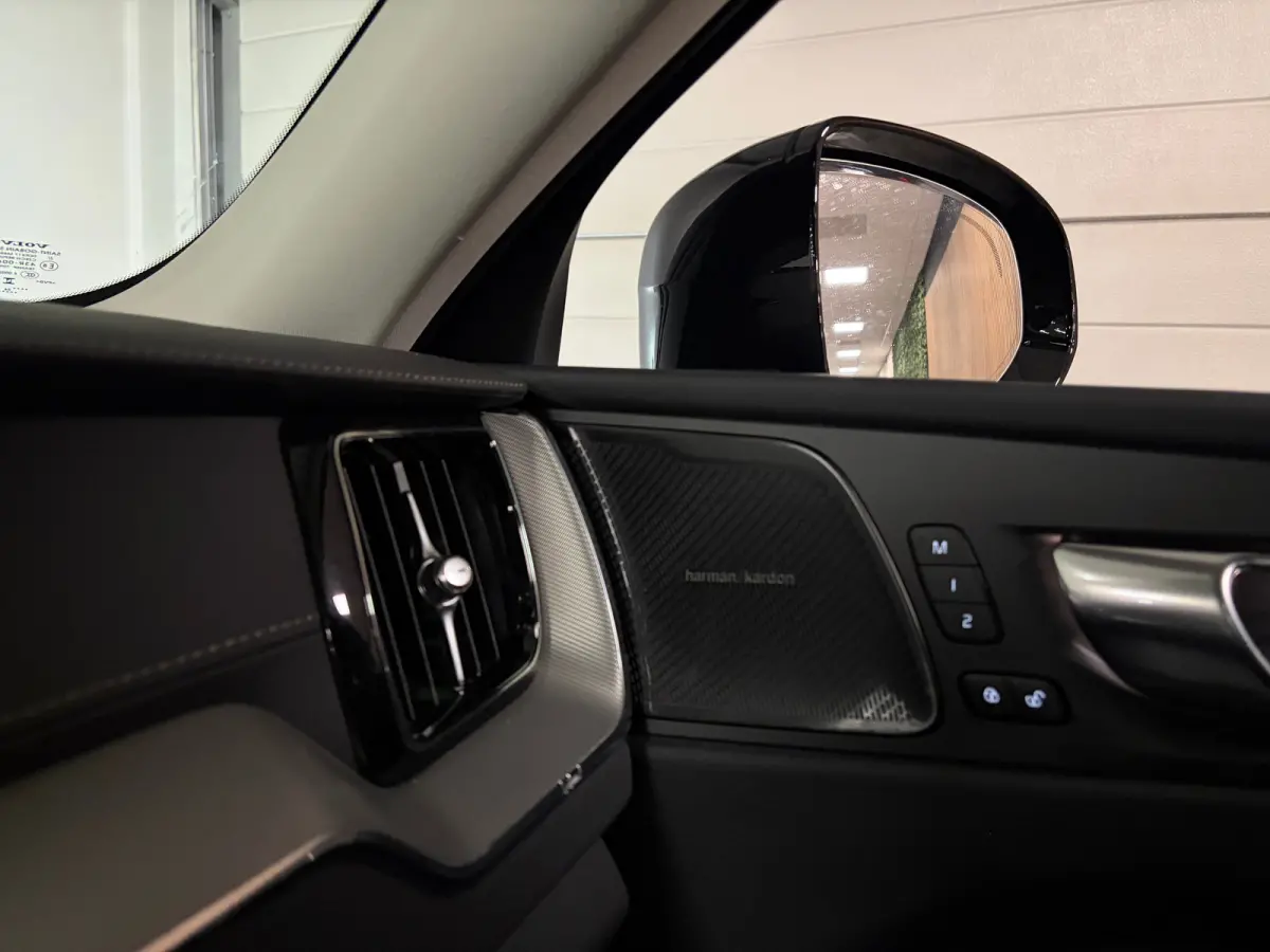 T6 AWD Recharge Ultra Dark | Head-Up Display | Harman Kardon | Adaptieve Cruise Control | Stoelverwarming voor+Achter | Stuurwielverwarming | Full LED Meesturende koplampen | Pilot Assist | 