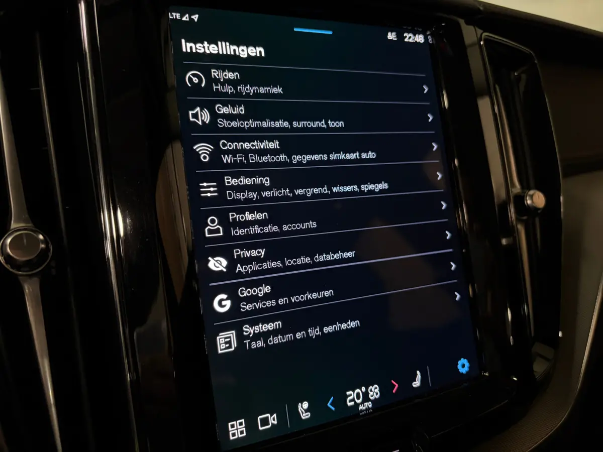 T6 AWD Recharge Ultra Dark | Head-Up Display | Harman Kardon | Adaptieve Cruise Control | Stoelverwarming voor+Achter | Stuurwielverwarming | Full LED Meesturende koplampen | Pilot Assist | 