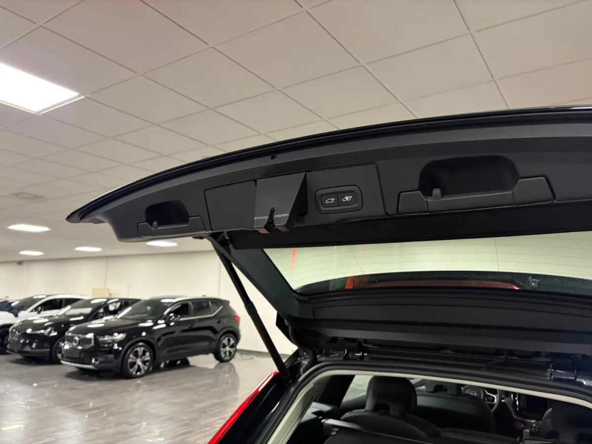 T6 AWD Recharge Ultra Dark | Head-Up Display | Harman Kardon | Adaptieve Cruise Control | Stoelverwarming voor+Achter | Stuurwielverwarming | Full LED Meesturende koplampen | Pilot Assist | 