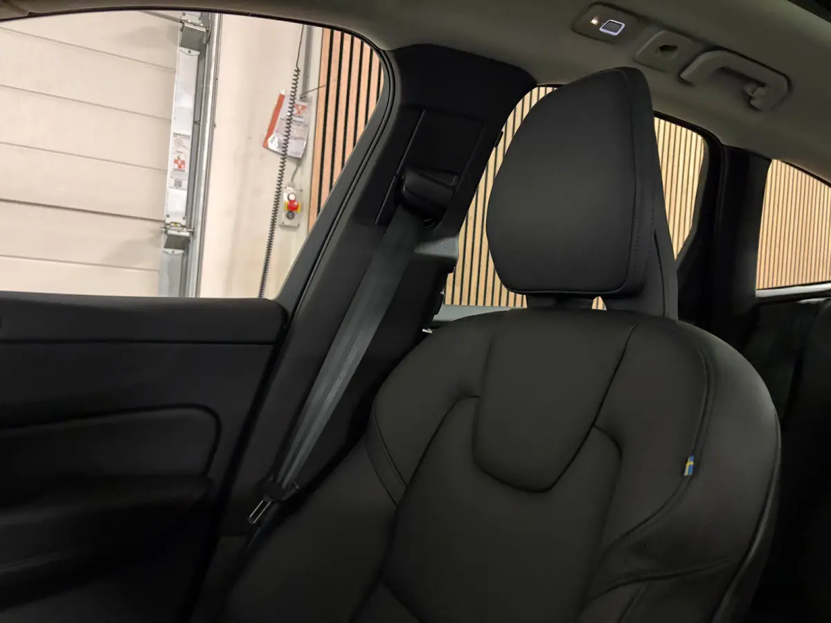 T6 AWD Recharge Ultra Dark | Head-Up Display | Harman Kardon | Adaptieve Cruise Control | Stoelverwarming voor+Achter | Stuurwielverwarming | Full LED Meesturende koplampen | Pilot Assist | 