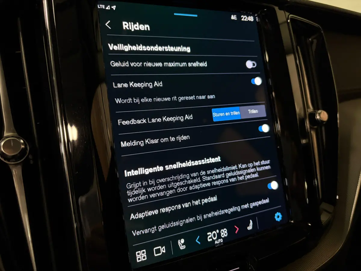 T6 AWD Recharge Ultra Dark | Head-Up Display | Harman Kardon | Adaptieve Cruise Control | Stoelverwarming voor+Achter | Stuurwielverwarming | Full LED Meesturende koplampen | Pilot Assist | 