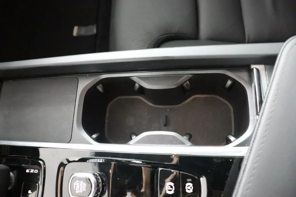 T6 AWD Plus Dark | Stoel + Stuur verwarming | Trekhaak | BLIS |