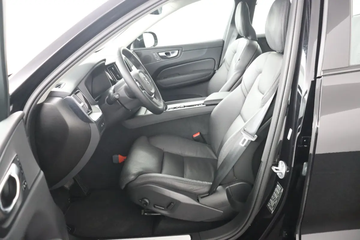 T6 AWD Plus Dark | Stoel + Stuur verwarming | Trekhaak | BLIS |