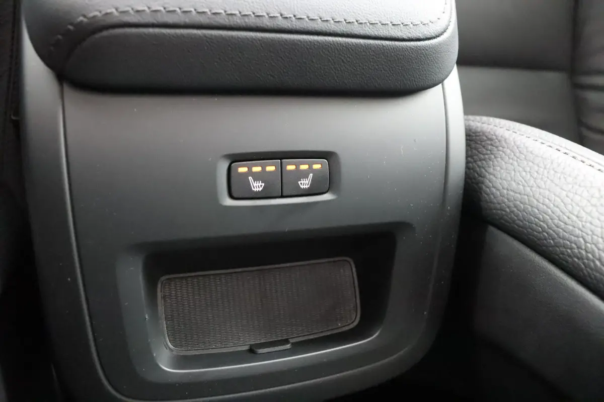 T6 AWD Plus Dark | Stoel + Stuur verwarming | Trekhaak | BLIS |