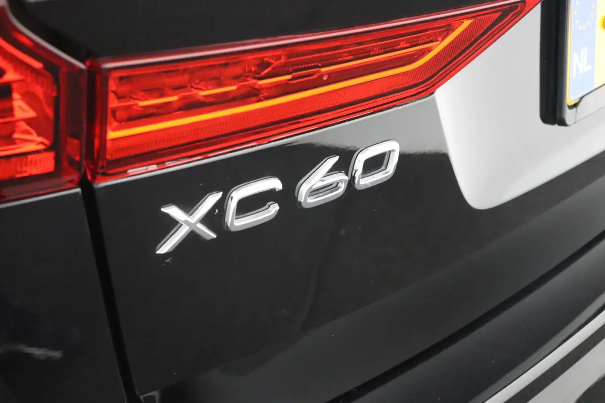 T6 AWD Plus Dark | Stoel + Stuur verwarming | Trekhaak | BLIS |