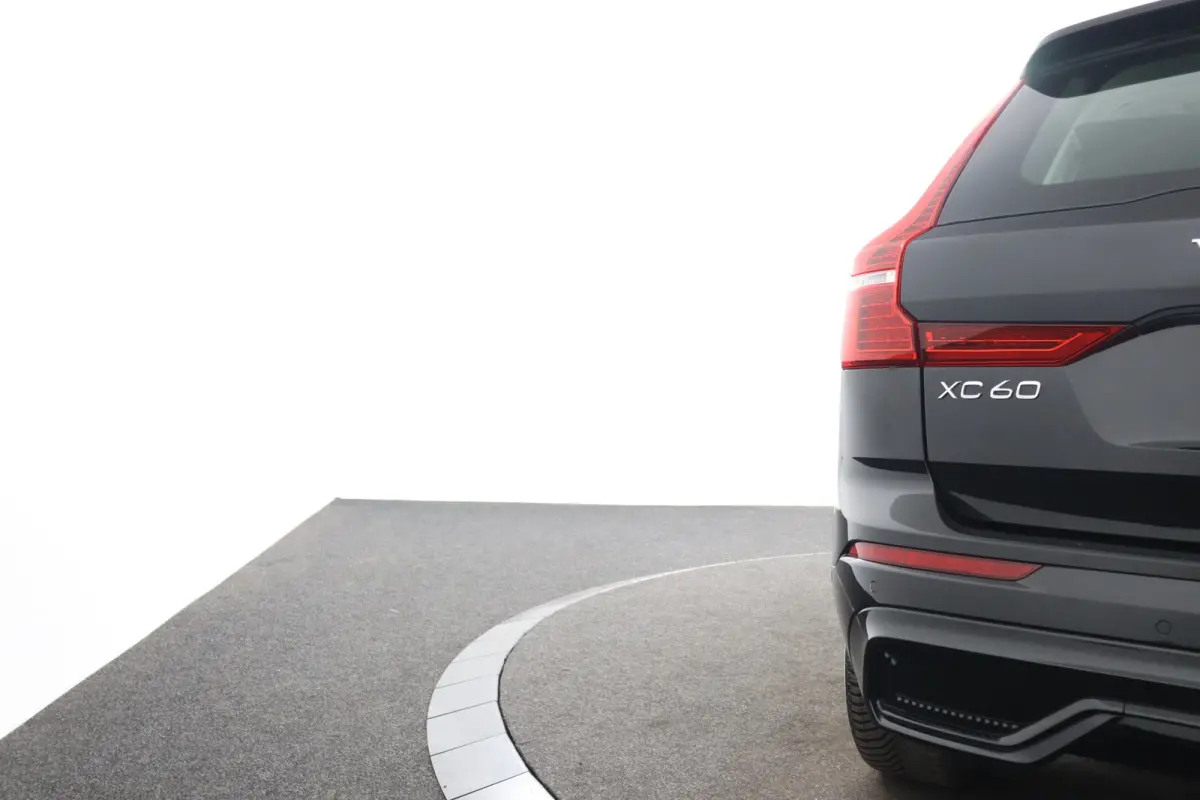 T6 AWD Plus Dark | Stoel + Stuur verwarming | Trekhaak | BLIS |