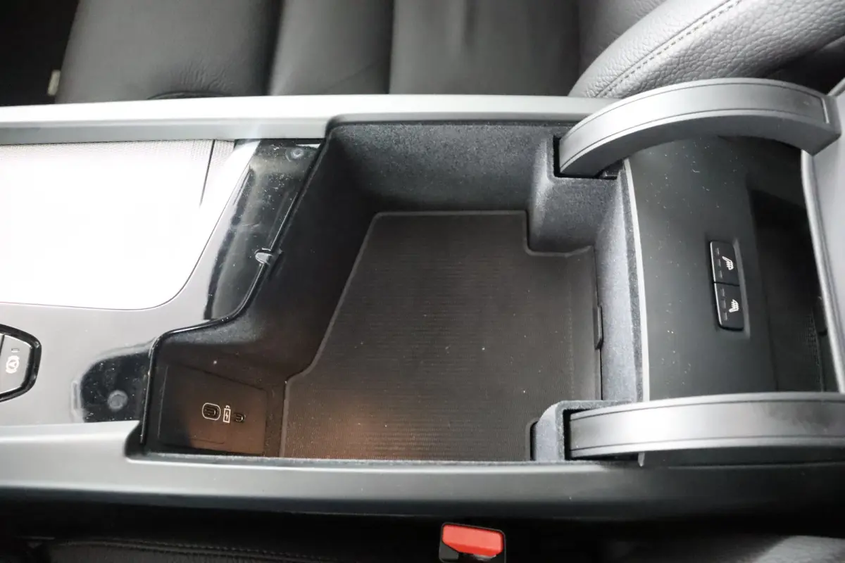 T6 AWD Plus Dark | Stoel + Stuur verwarming | Trekhaak | BLIS |