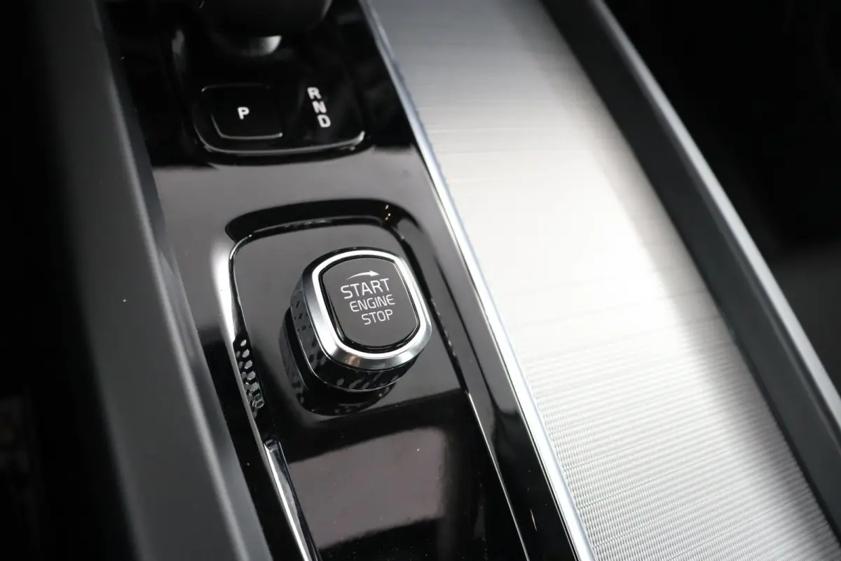 T6 AWD Plus Dark | Stoel + Stuur verwarming | Trekhaak | BLIS |