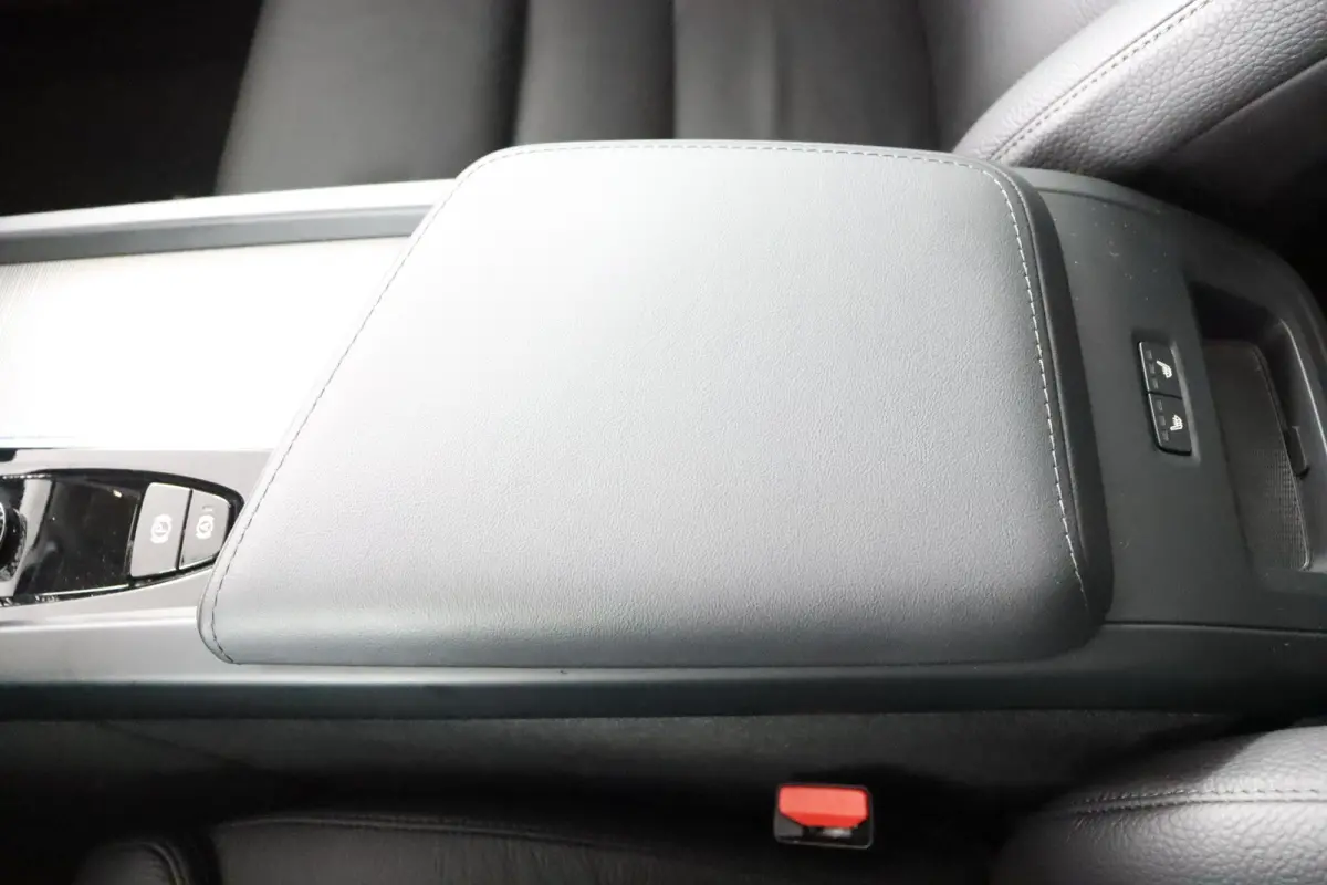 T6 AWD Plus Dark | Stoel + Stuur verwarming | Trekhaak | BLIS |