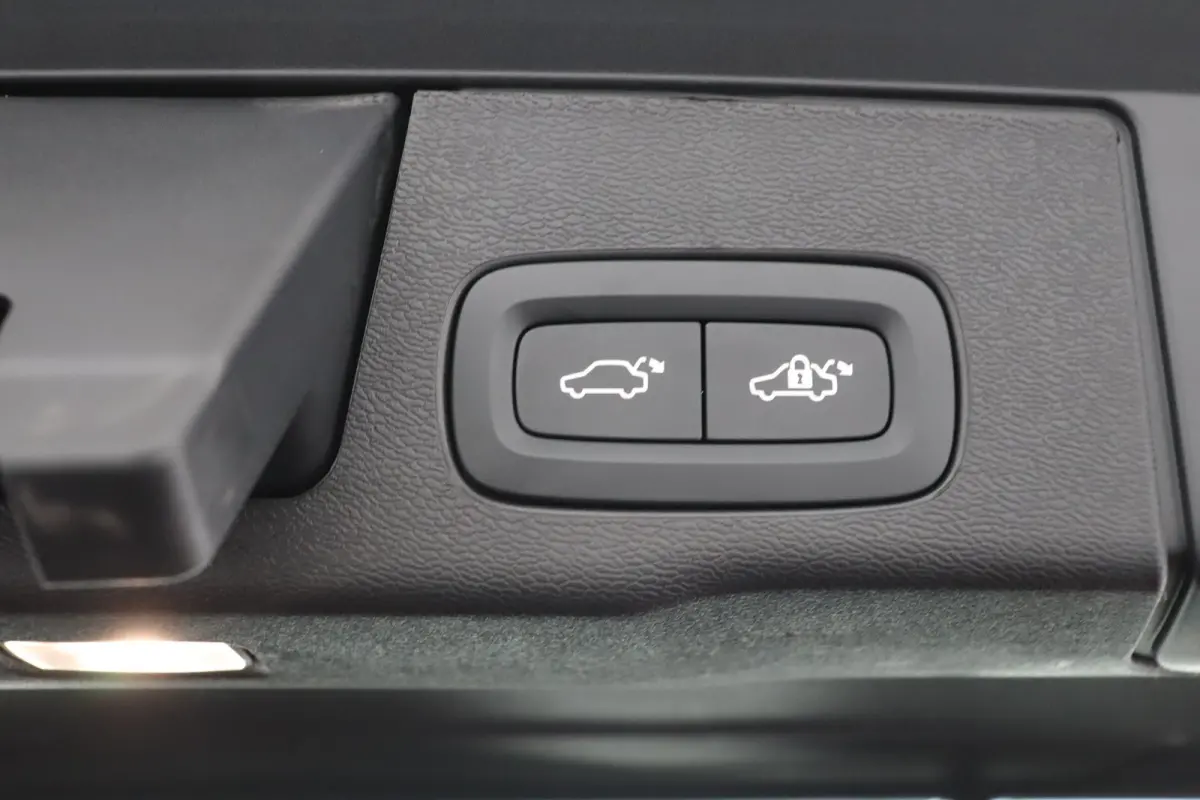 T6 AWD Plus Dark | Stoel + Stuur verwarming | Trekhaak | BLIS |