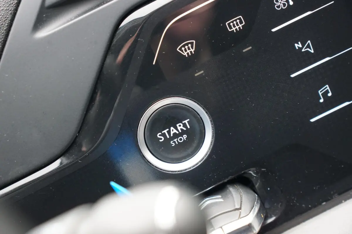 1.2 PureTech Business Automaat - Gris Artense - Camera/Clima/Carplay