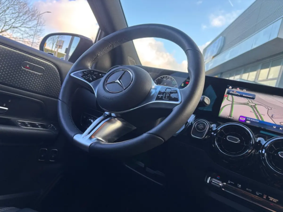 250E AUTOMAAT LUXURY LINE NAVI PDC-CAMRERA STOELVW.