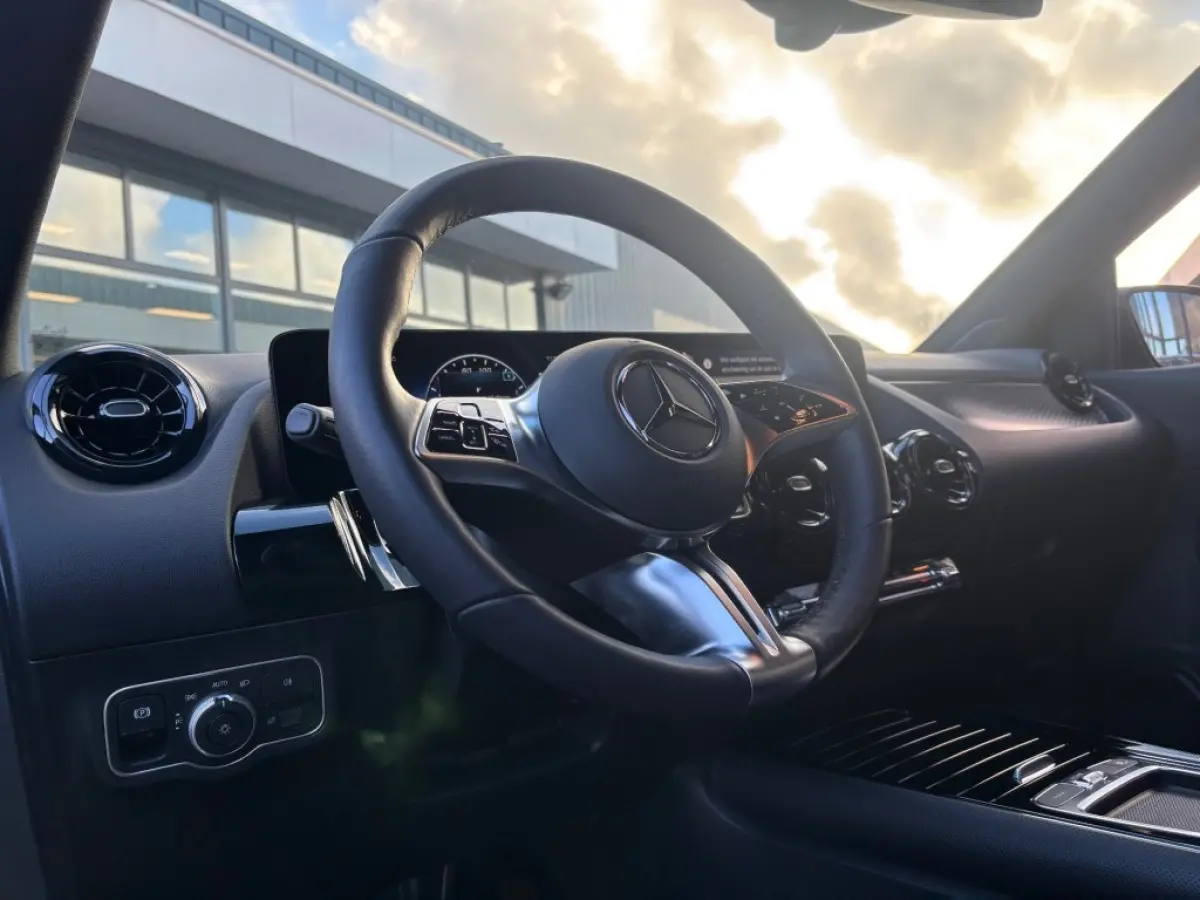 250E AUTOMAAT LUXURY LINE NAVI PDC-CAMRERA STOELVW.