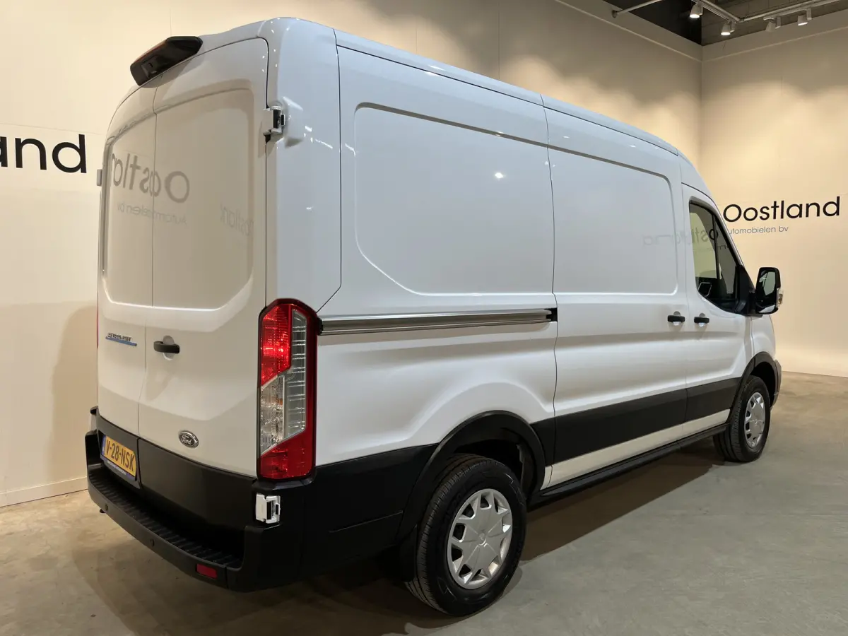 390 (3500 kg) L2H2 Trend 68 kWh 184 PK / 100% Elektrisch !! / Airco / Cruise Control / CarPlay / Camera / Navigatie / 3-Zits / 10.350 KM !!