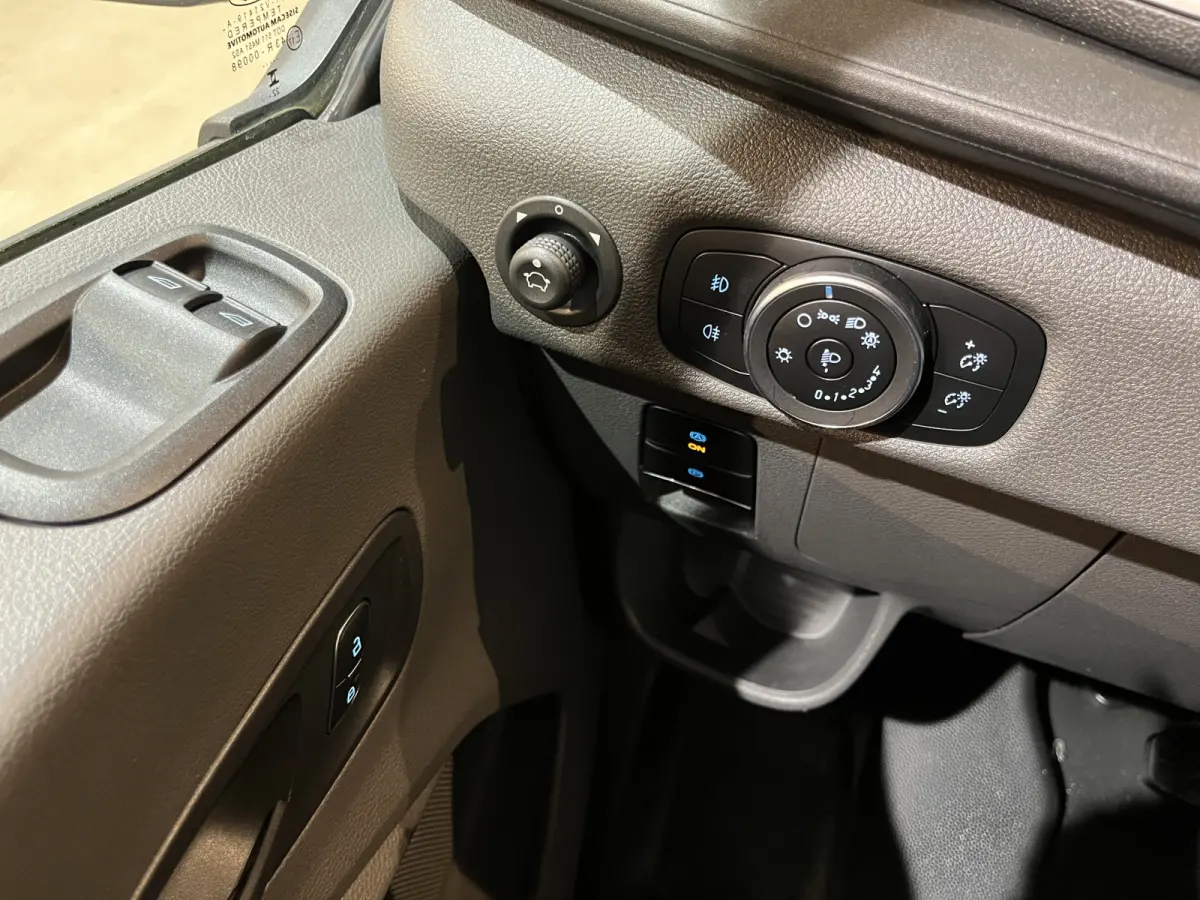 390 (3500 kg) L2H2 Trend 68 kWh 184 PK / 100% Elektrisch !! / Airco / Cruise Control / CarPlay / Camera / Navigatie / 3-Zits / 10.350 KM !!