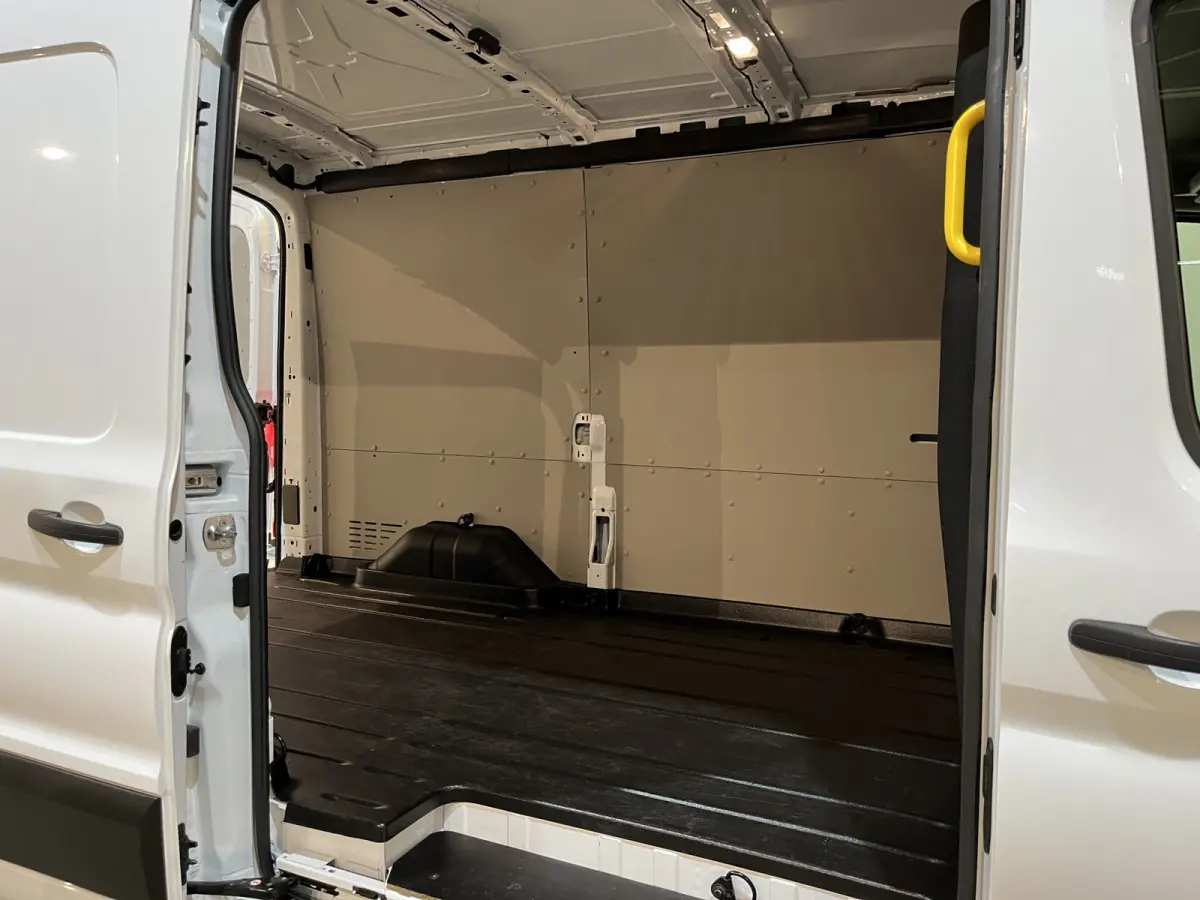 390 (3500 kg) L2H2 Trend 68 kWh 184 PK / 100% Elektrisch !! / Airco / Cruise Control / CarPlay / Camera / Navigatie / 3-Zits / 10.350 KM !!