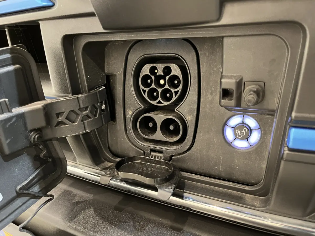 390 (3500 kg) L2H2 Trend 68 kWh 184 PK / 100% Elektrisch !! / Airco / Cruise Control / CarPlay / Camera / Navigatie / 3-Zits / 10.350 KM !!