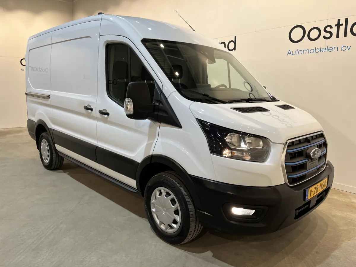 390 (3500 kg) L2H2 Trend 68 kWh 184 PK / 100% Elektrisch !! / Airco / Cruise Control / CarPlay / Camera / Navigatie / 3-Zits / 10.350 KM !!