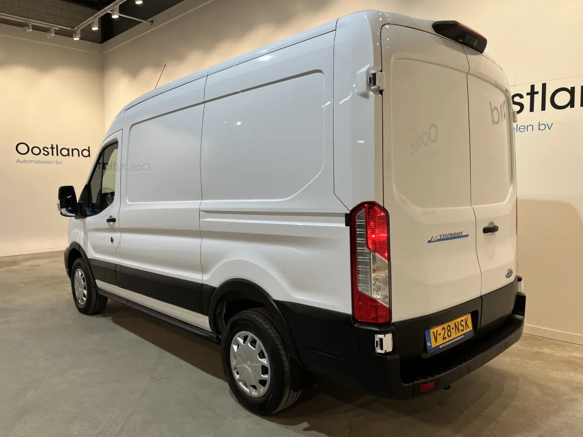 390 (3500 kg) L2H2 Trend 68 kWh 184 PK / 100% Elektrisch !! / Airco / Cruise Control / CarPlay / Camera / Navigatie / 3-Zits / 10.350 KM !!