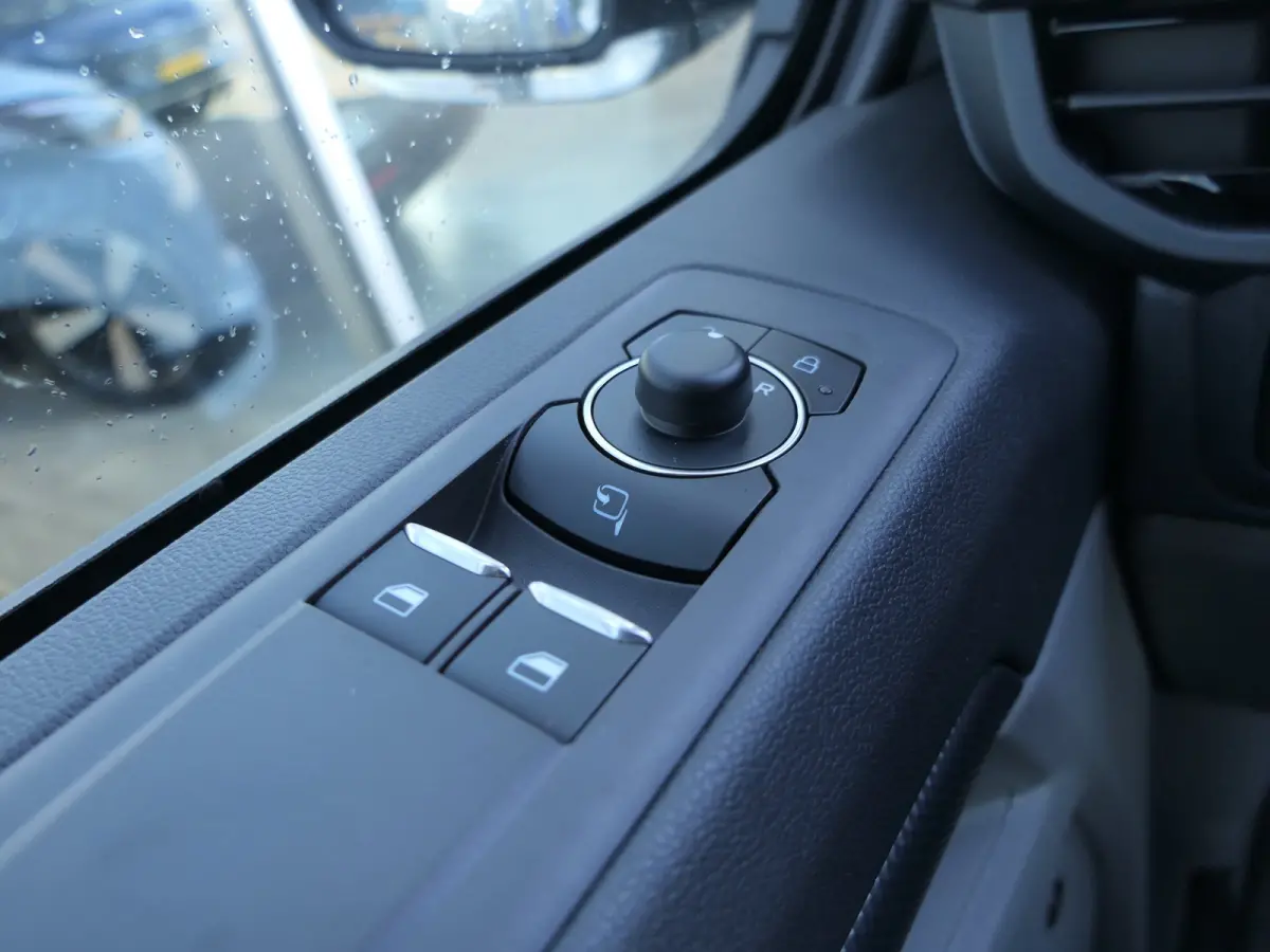 320 2.5 PHEV 233PK L2H1 Sport Automaat! Trekhaak | 2300kg Trekgewicht | B&O