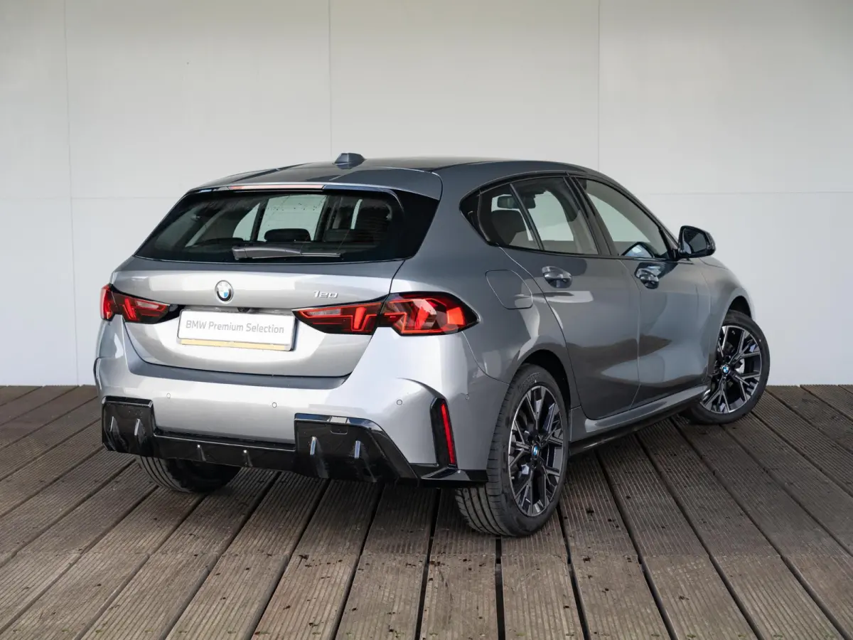 120 | M Sport Design | Achteruitrijcamera | Stoelverwarming | Driving Assistant | 18'' |