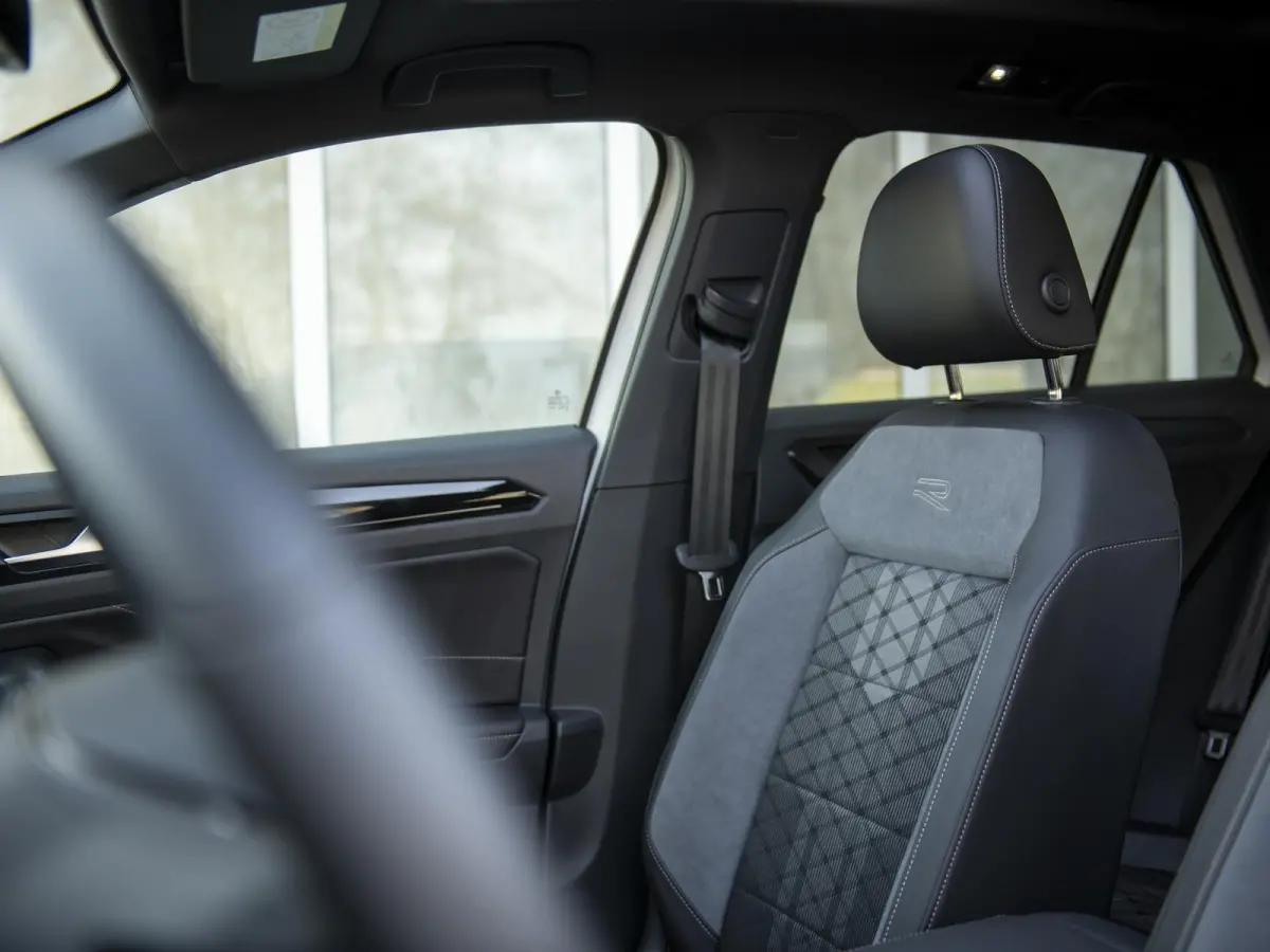 1.5 TSI R-Line Black Style Edition | Pano | Navi | App-connect | LED Plus | 19" LMV Black | Nw.prijs € 55.660,-!