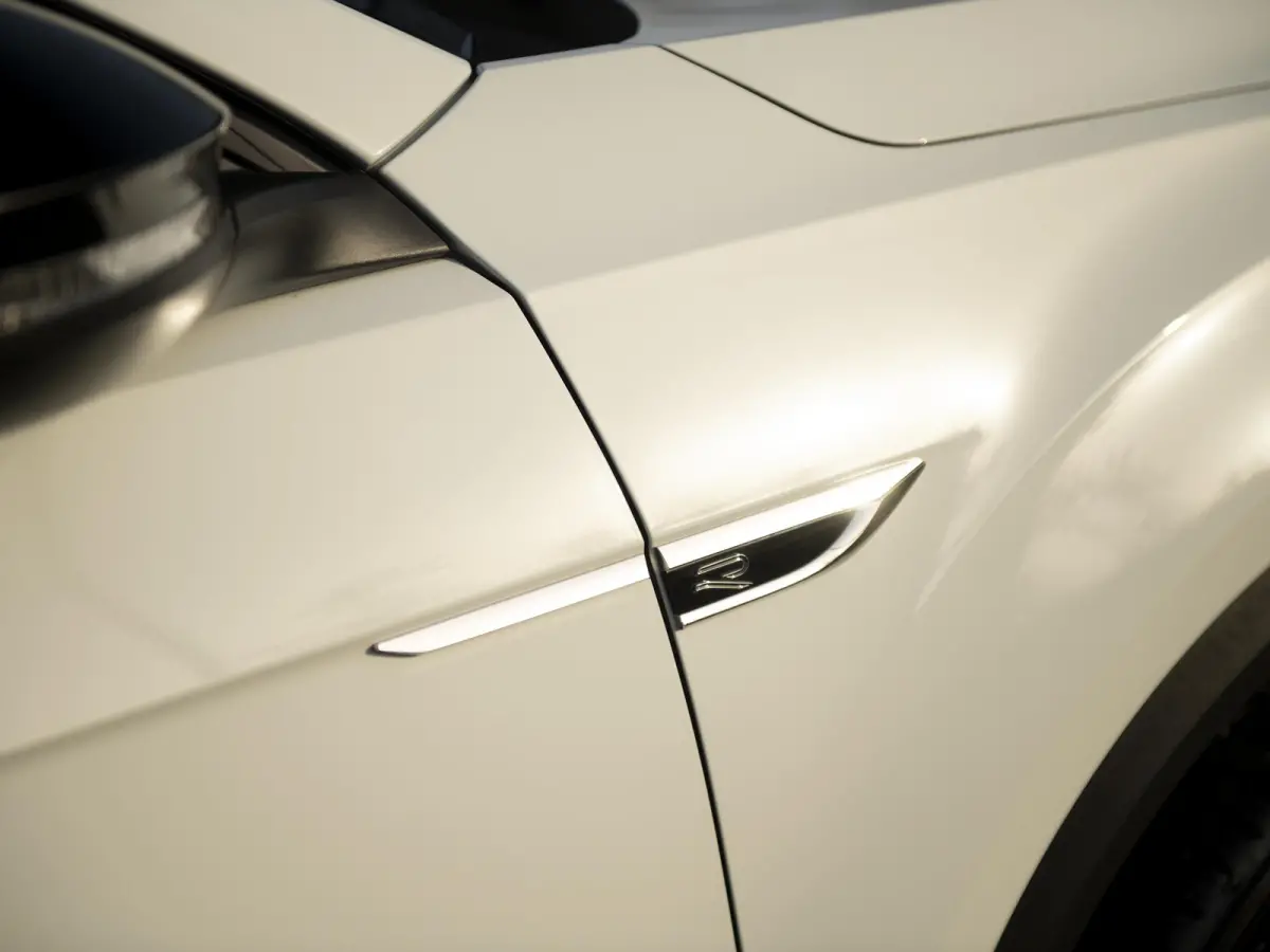1.5 TSI R-Line Black Style Edition | Pano | Navi | App-connect | LED Plus | 19" LMV Black | Nw.prijs € 55.660,-!