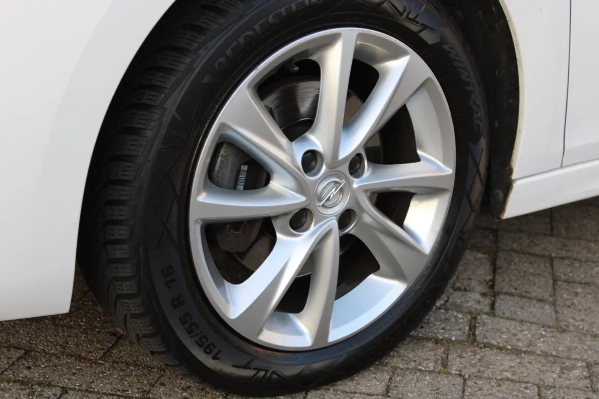 1.2 Elegance / Navigatie / Camera / Parkeersensoren / LED / Keyless / 16'' LMV /