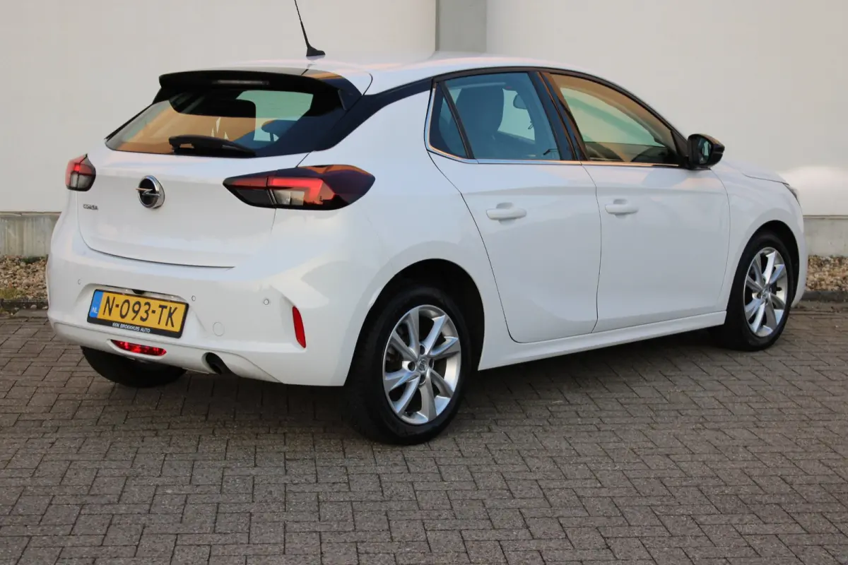 1.2 Elegance / Navigatie / Camera / Parkeersensoren / LED / Keyless / 16'' LMV /