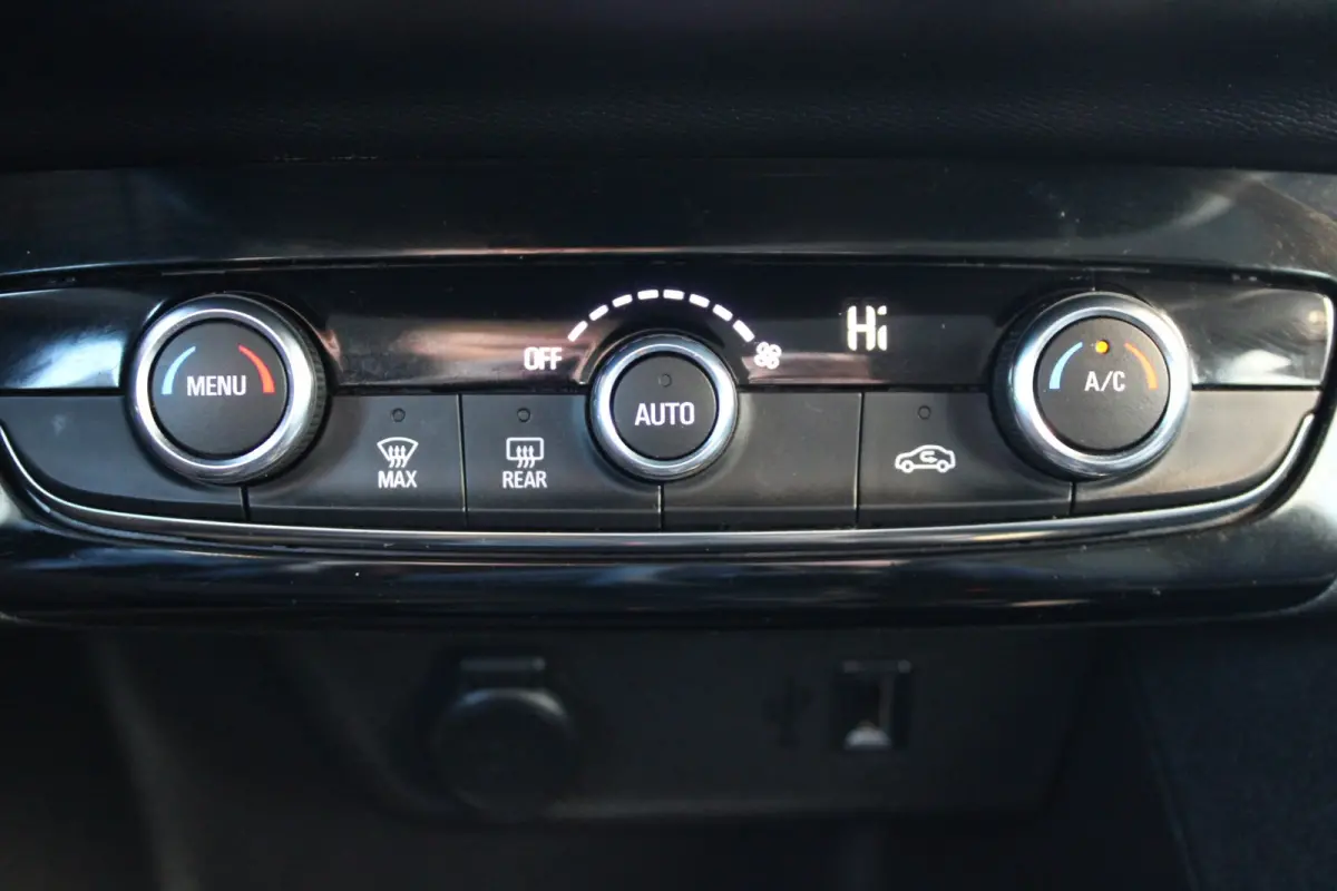 1.2 Elegance / Navigatie / Camera / Parkeersensoren / LED / Keyless / 16'' LMV /