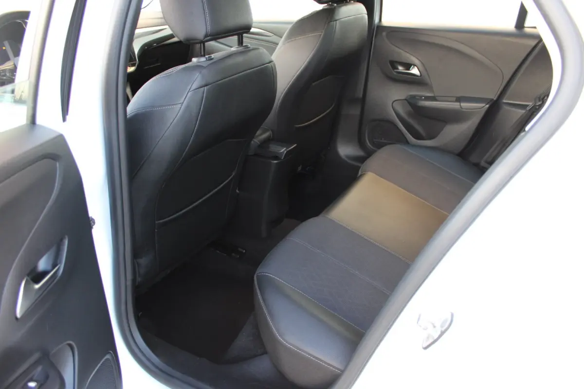 1.2 Elegance / Navigatie / Camera / Parkeersensoren / LED / Keyless / 16'' LMV /