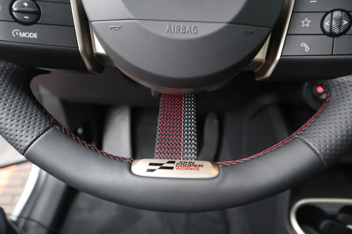 E John Cooper Works Uitvoering | Pakket M | Harman Kardon | Trekhaak | Panoramadak