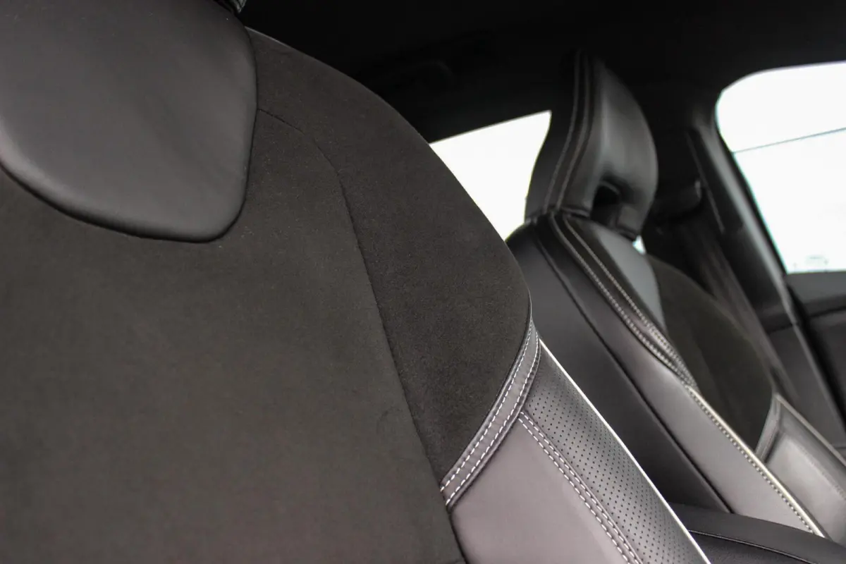 2.0 T2 R-Design Facelift | 2e eigenaar | LED | Navigatie | 17 inch | Climate control | Alcantara/leer | Sportstoelen | PDC | Cruise control | Sportstuur | 122 pk