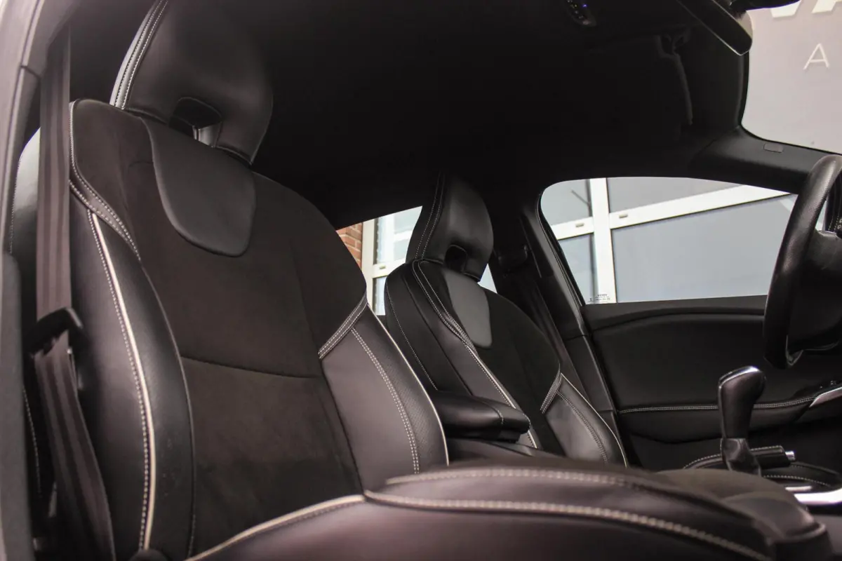 2.0 T2 R-Design Facelift | 2e eigenaar | LED | Navigatie | 17 inch | Climate control | Alcantara/leer | Sportstoelen | PDC | Cruise control | Sportstuur | 122 pk