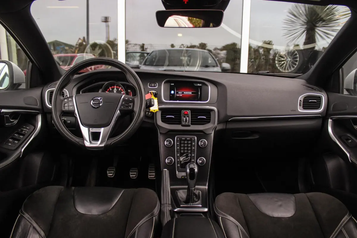 2.0 T2 R-Design Facelift | 2e eigenaar | LED | Navigatie | 17 inch | Climate control | Alcantara/leer | Sportstoelen | PDC | Cruise control | Sportstuur | 122 pk