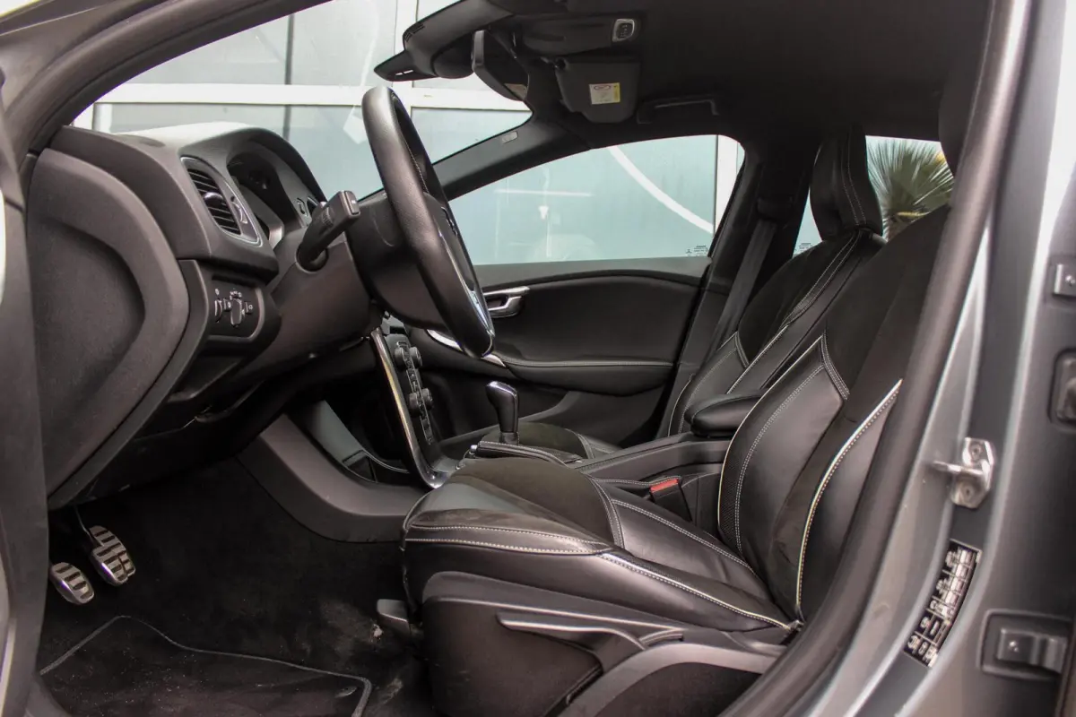 2.0 T2 R-Design Facelift | 2e eigenaar | LED | Navigatie | 17 inch | Climate control | Alcantara/leer | Sportstoelen | PDC | Cruise control | Sportstuur | 122 pk