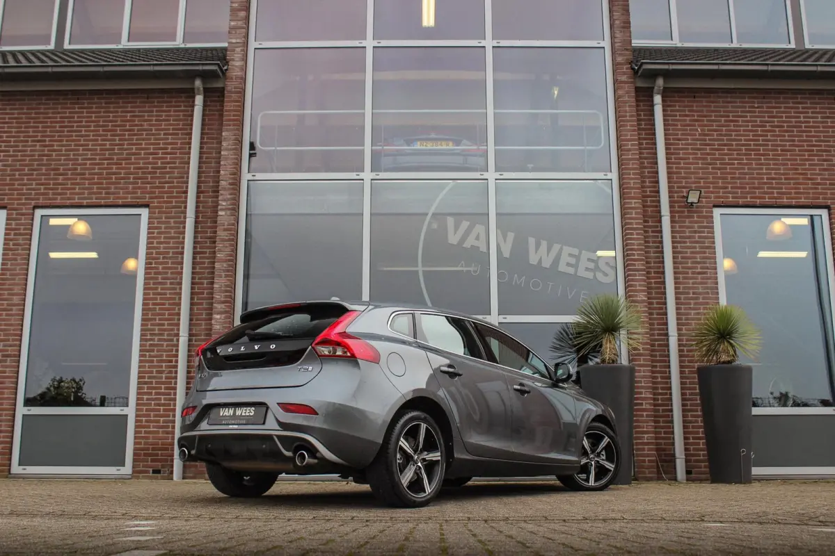 2.0 T2 R-Design Facelift | 2e eigenaar | LED | Navigatie | 17 inch | Climate control | Alcantara/leer | Sportstoelen | PDC | Cruise control | Sportstuur | 122 pk