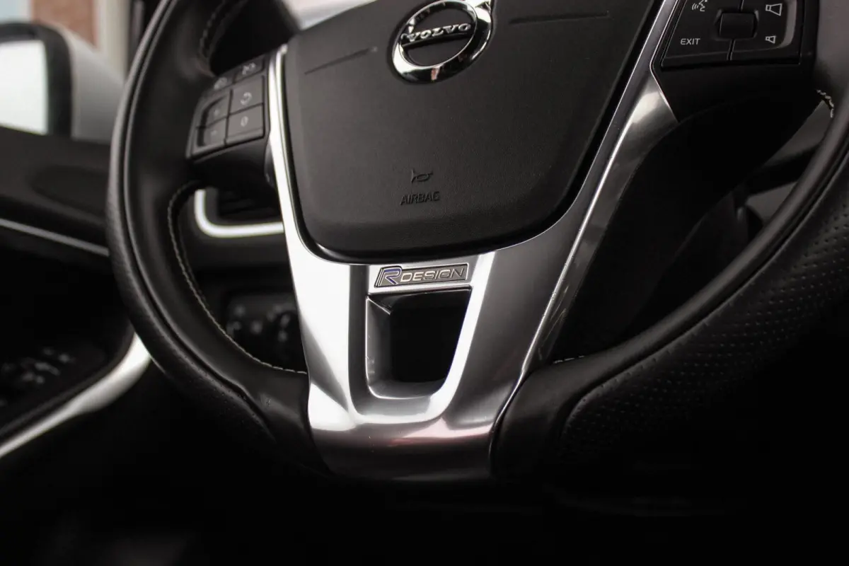 2.0 T2 R-Design Facelift | 2e eigenaar | LED | Navigatie | 17 inch | Climate control | Alcantara/leer | Sportstoelen | PDC | Cruise control | Sportstuur | 122 pk