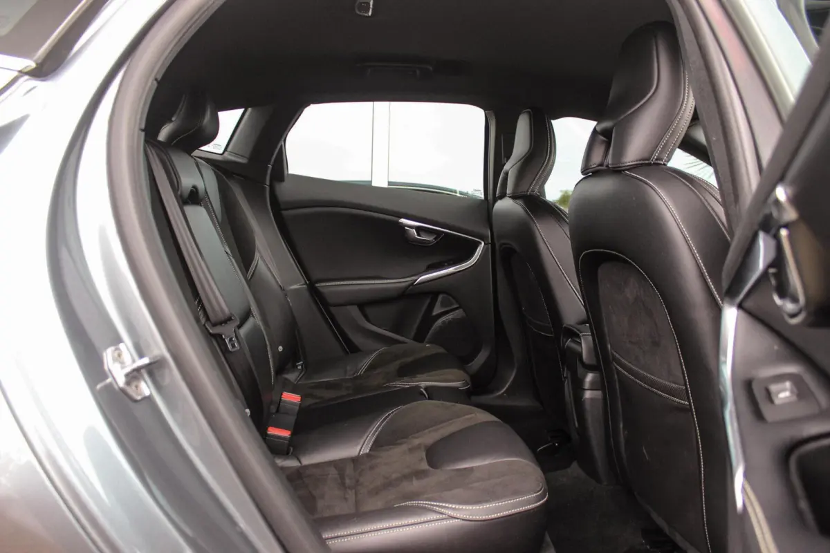 2.0 T2 R-Design Facelift | 2e eigenaar | LED | Navigatie | 17 inch | Climate control | Alcantara/leer | Sportstoelen | PDC | Cruise control | Sportstuur | 122 pk