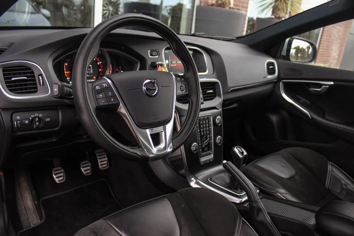 2.0 T2 R-Design Facelift | 2e eigenaar | LED | Navigatie | 17 inch | Climate control | Alcantara/leer | Sportstoelen | PDC | Cruise control | Sportstuur | 122 pk