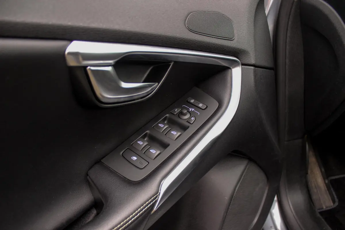 2.0 T2 R-Design Facelift | 2e eigenaar | LED | Navigatie | 17 inch | Climate control | Alcantara/leer | Sportstoelen | PDC | Cruise control | Sportstuur | 122 pk