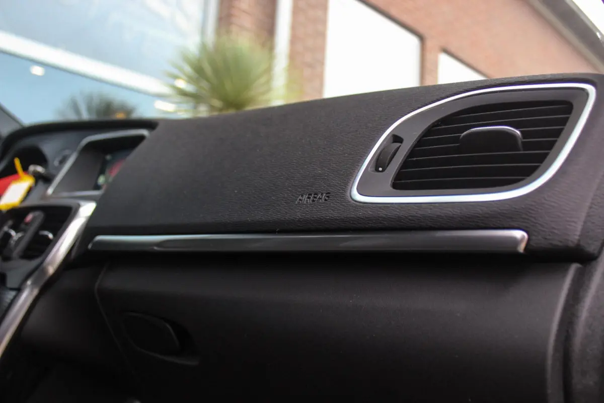 2.0 T2 R-Design Facelift | 2e eigenaar | LED | Navigatie | 17 inch | Climate control | Alcantara/leer | Sportstoelen | PDC | Cruise control | Sportstuur | 122 pk