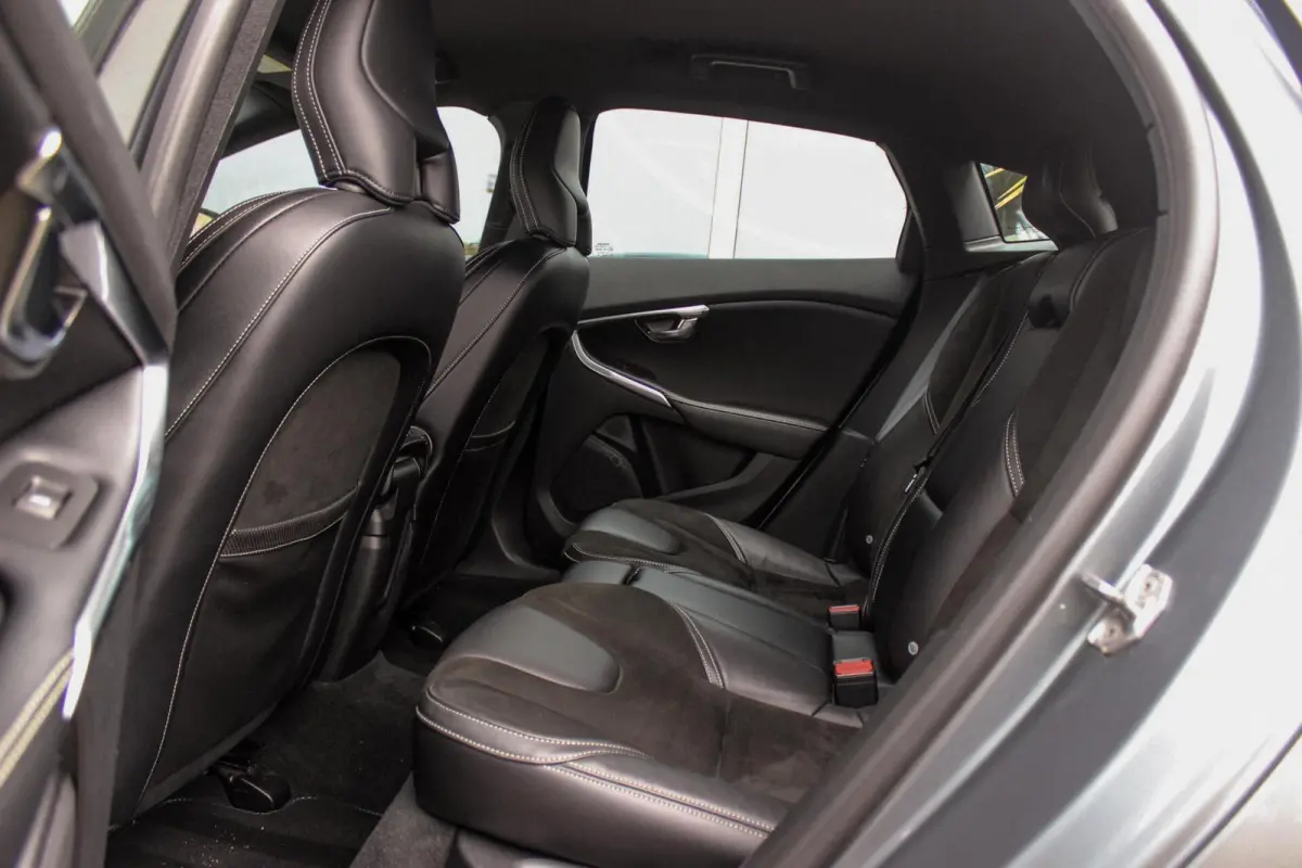 2.0 T2 R-Design Facelift | 2e eigenaar | LED | Navigatie | 17 inch | Climate control | Alcantara/leer | Sportstoelen | PDC | Cruise control | Sportstuur | 122 pk
