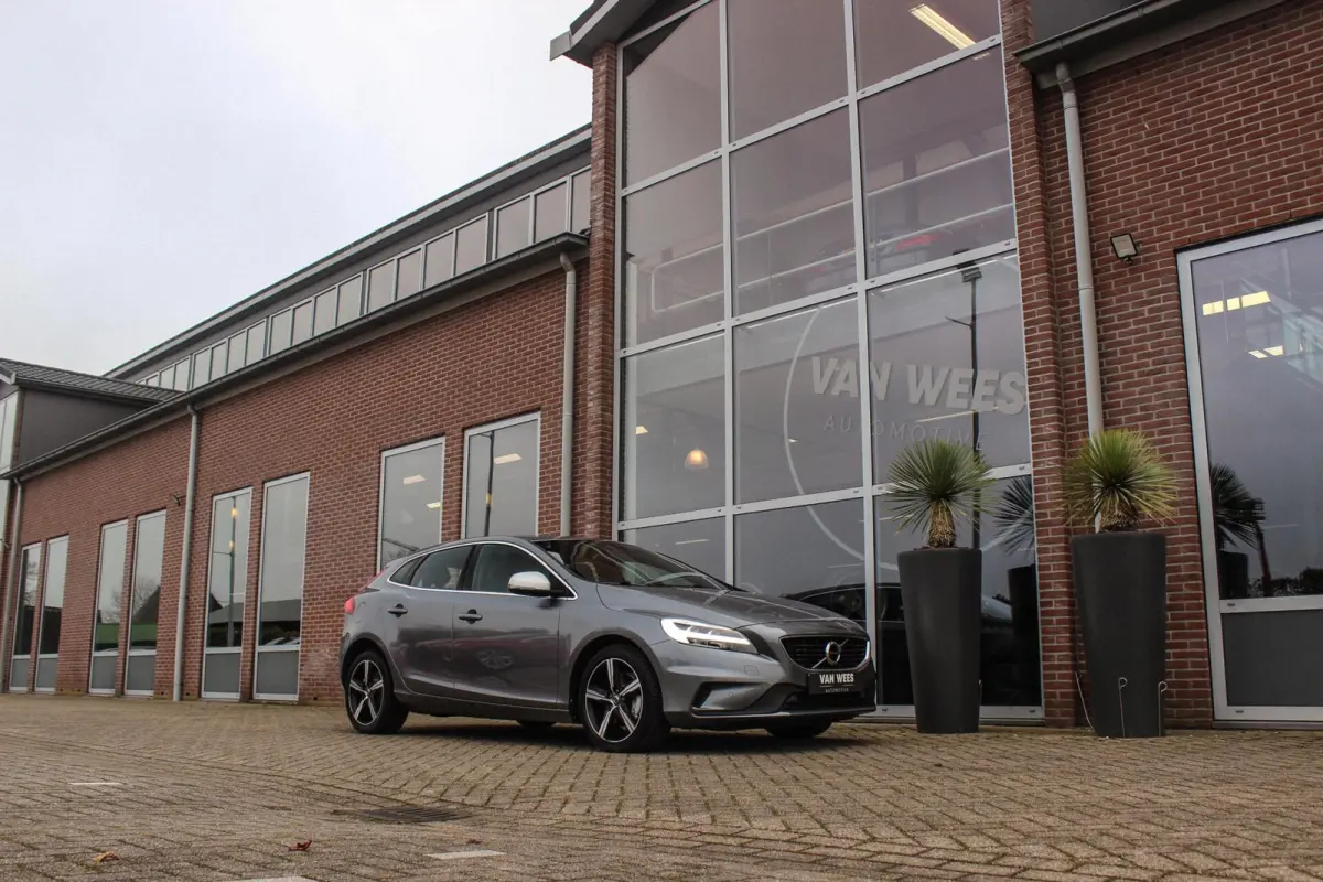 2.0 T2 R-Design Facelift | 2e eigenaar | LED | Navigatie | 17 inch | Climate control | Alcantara/leer | Sportstoelen | PDC | Cruise control | Sportstuur | 122 pk
