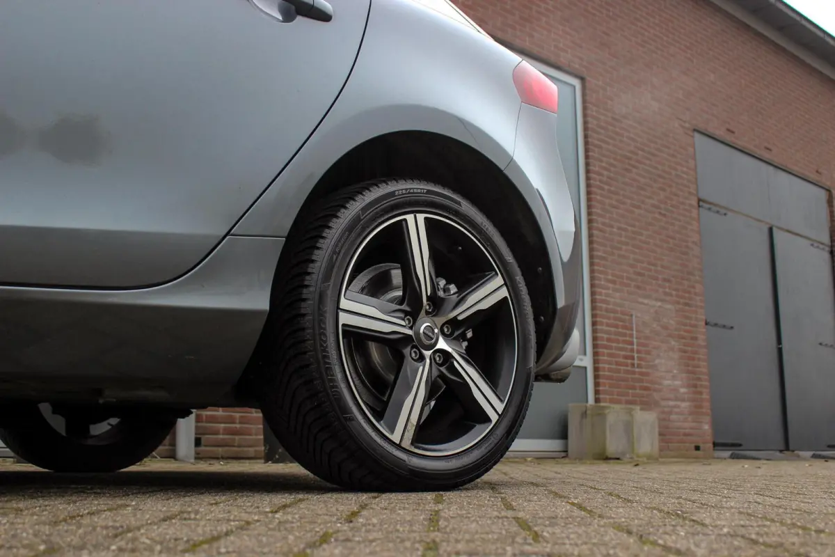 2.0 T2 R-Design Facelift | 2e eigenaar | LED | Navigatie | 17 inch | Climate control | Alcantara/leer | Sportstoelen | PDC | Cruise control | Sportstuur | 122 pk