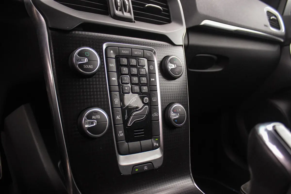 2.0 T2 R-Design Facelift | 2e eigenaar | LED | Navigatie | 17 inch | Climate control | Alcantara/leer | Sportstoelen | PDC | Cruise control | Sportstuur | 122 pk